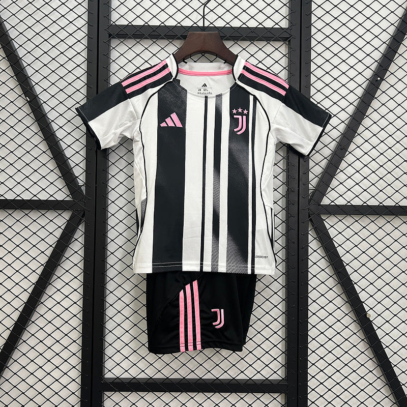 Juventus Casa 25/26 - Bambino (pantaloncini inclusi)