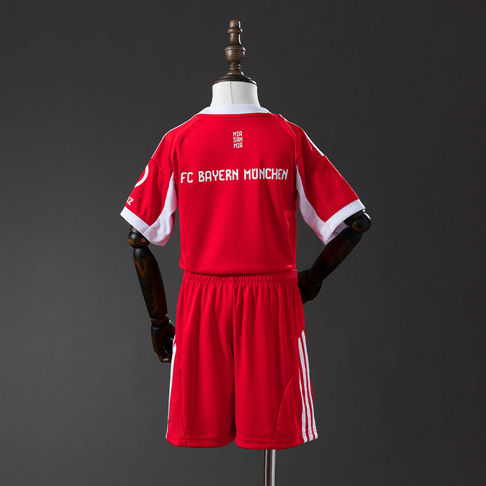 Bayern Monaco Casa 25/26 - Bambino (pantaloncini inclusi)