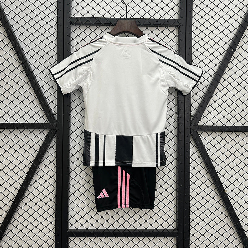 Juventus Casa 25/26 - Bambino (pantaloncini inclusi)